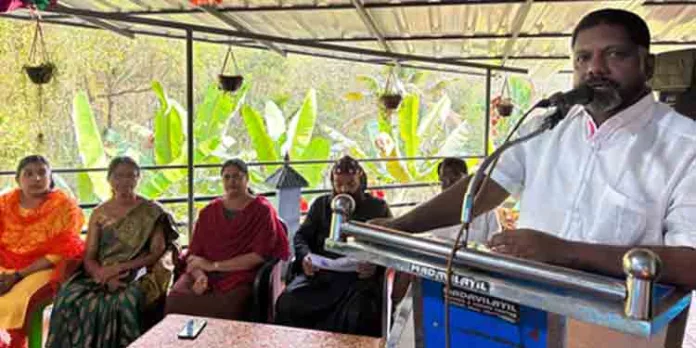 കുടുംബ ബന്ധങ്ങൾ വളരുകയല്ല ; വളർത്തുകയാണ് വേണ്ടത് : ഡെപ്യൂട്ടി സ്പീക്കർ കുടുംബ ബന്ധങ്ങൾ വളരുകയല്ല ; വളർത്തുകയാണ് വേണ്ടത് : ഡെപ്യൂട്ടി സ്പീക്കർ