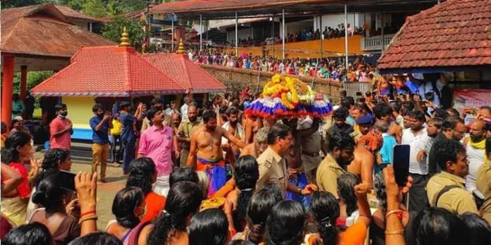 തിരുവാഭരണ ഘോഷയാത്രക്ക് റാന്നിയിൽ ഭക്തിനിർഭരമായ സ്വീകരണം നല്കി തിരുവാഭരണ ഘോഷയാത്രക്ക് റാന്നിയിൽ ഭക്തിനിർഭരമായ സ്വീകരണം നല്കി