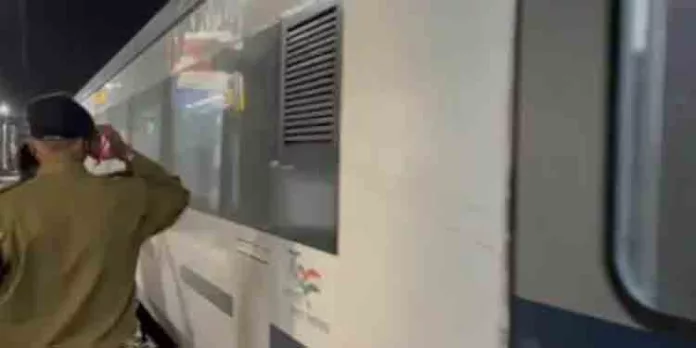 വന്ദേ ഭാരത് എക്സ് പ്രസിന് നേരെ വീണ്ടും കല്ലേറ് വന്ദേ ഭാരത് എക്സ് പ്രസിന് നേരെ വീണ്ടും കല്ലേറ്