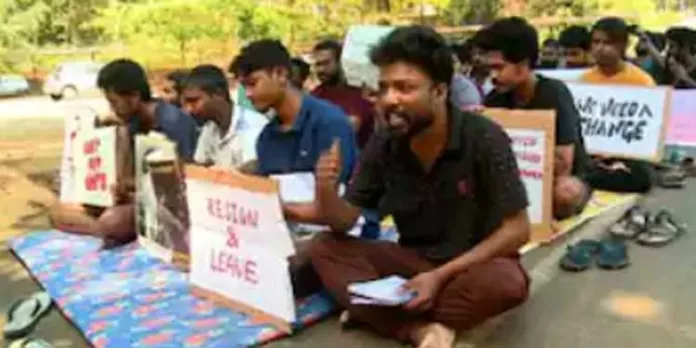 കെ ആർ നാരായണൻ ഇൻസ്റ്റിറ്റ്യൂട്ട് പ്രശ്നങ്ങൾ പരിശോധിക്കാൻ മുഖ്യമന്ത്രി നിയോഗിച്ച ഉന്നതതല സമിതി റിപ്പോർട്ട് 13 നകം കെ ആർ നാരായണൻ ഇൻസ്റ്റിറ്റ്യൂട്ട് പ്രശ്നങ്ങൾ പരിശോധിക്കാൻ മുഖ്യമന്ത്രി നിയോഗിച്ച ഉന്നതതല സമിതി റിപ്പോർട്ട് 13 നകം