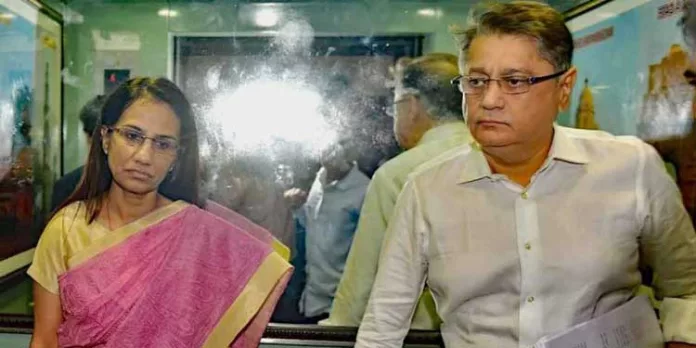 വായ്പ തട്ടിപ്പ് ; ഐസിഐസിഐ ബാങ്ക് മുൻ സിഇഒ ചന്ദ കോച്ചറും ഭർത്താവ് ദീപക് കോച്ചറും ജയിൽമോചിതരായി വായ്പ തട്ടിപ്പ് ; ഐസിഐസിഐ ബാങ്ക് മുൻ സിഇഒ ചന്ദ കോച്ചറും ഭർത്താവ് ദീപക് കോച്ചറും ജയിൽമോചിതരായി