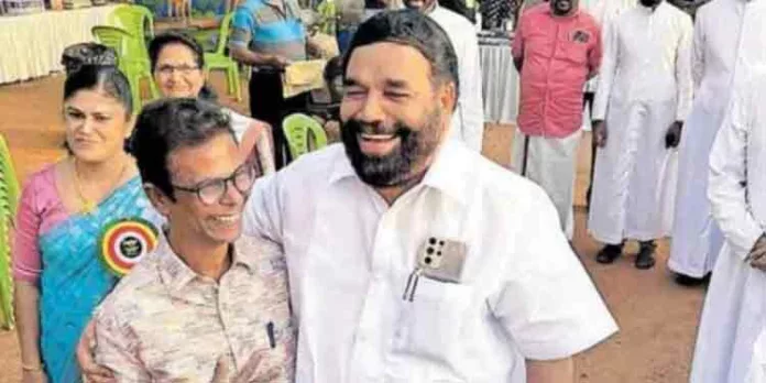 വിവാദ പരാമര്ശത്തിന് പിന്നാലെ നടന് ഇന്ദ്രന്സിന് സ്വന്തം നാട്ടില് വേദിയൊരുക്കി മന്ത്രി വി എന് വാസവന് വിവാദ പരാമര്ശത്തിന് പിന്നാലെ നടന് ഇന്ദ്രന്സിന് സ്വന്തം നാട്ടില് വേദിയൊരുക്കി മന്ത്രി വി എന് വാസവന്