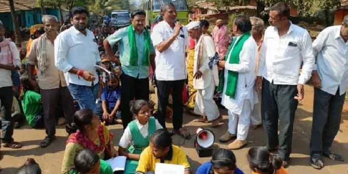 സ്കൂളിലേക്ക് പോകാൻ യാത്രാസൗകര്യമില്ലെന്ന് പരാതി നൽകിയ വിദ്യാർഥിനി കാറിടിച്ച് മരിച്ചു സ്കൂളിലേക്ക് പോകാൻ യാത്രാസൗകര്യമില്ലെന്ന് പരാതി നൽകിയ വിദ്യാർഥിനി കാറിടിച്ച് മരിച്ചു