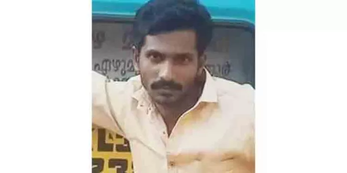 സ്വകാര്യ ബസ് കണ്ടക്ടറെ റോഡരികില് മരിച്ചനിലയില് കണ്ടെത്തി സ്വകാര്യ ബസ് കണ്ടക്ടറെ റോഡരികില് മരിച്ചനിലയില് കണ്ടെത്തി