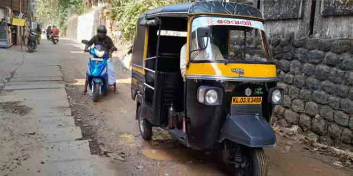 പൂർണ്ണമായി പാകാത്ത ഇന്റർലോക്ക് കട്ടകൾ അപകടകെണിയാകുന്നു പൂർണ്ണമായി പാകാത്ത ഇന്റർലോക്ക് കട്ടകൾ അപകടകെണിയാകുന്നു
