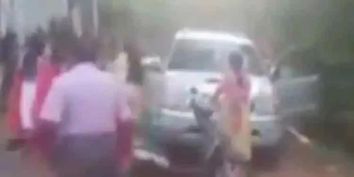 സ്ത്രീയുടെ ചിത്രം മോര്ഫ് ചെയ്തെന്ന് ആരോപണം ; ധ്യാന കേന്ദ്രത്തിന് മുന്നില് കൂട്ടത്തല്ല് സ്ത്രീയുടെ ചിത്രം മോര്ഫ് ചെയ്തെന്ന് ആരോപണം ; ധ്യാന കേന്ദ്രത്തിന് മുന്നില് കൂട്ടത്തല്ല്