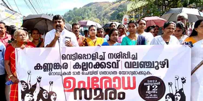 റോഡുകൾ നന്നാക്കാൻ കുടുംബ ശ്രീ പ്രവർത്തകരുടെ റോഡ് ഉപരോധം റോഡുകൾ നന്നാക്കാൻ കുടുംബ ശ്രീ പ്രവർത്തകരുടെ റോഡ് ഉപരോധം