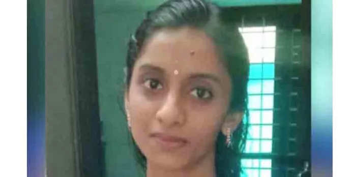 യുവതി വീടിനുള്ളില് തീ കൊളുത്തി മരിച്ചതിന് കാരണം മാതാവാണെന്ന് ആരോപിച്ച് നാട്ടുകാര് യുവതി വീടിനുള്ളില് തീ കൊളുത്തി മരിച്ചതിന് കാരണം മാതാവാണെന്ന് ആരോപിച്ച് നാട്ടുകാര്