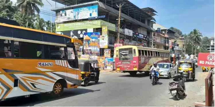 കോന്നി കെ എസ് ആർ ടി സി സ്റ്റേഷൻമാസ്റ്ററുടെ ജനങ്ങളോടുള്ള പെരുമാറ്റത്തിനെതിരെ വ്യാപക പരാതി കോന്നി കെ എസ് ആർ ടി സി സ്റ്റേഷൻമാസ്റ്ററുടെ ജനങ്ങളോടുള്ള പെരുമാറ്റത്തിനെതിരെ വ്യാപക പരാതി