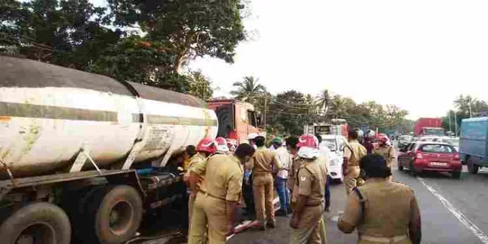 ആലപ്പുഴയിൽ ടാങ്കർ ലോറിയിൽ നിന്ന് ആസിഡ് ചോർന്നു ആലപ്പുഴയിൽ ടാങ്കർ ലോറിയിൽ നിന്ന് ആസിഡ് ചോർന്നു