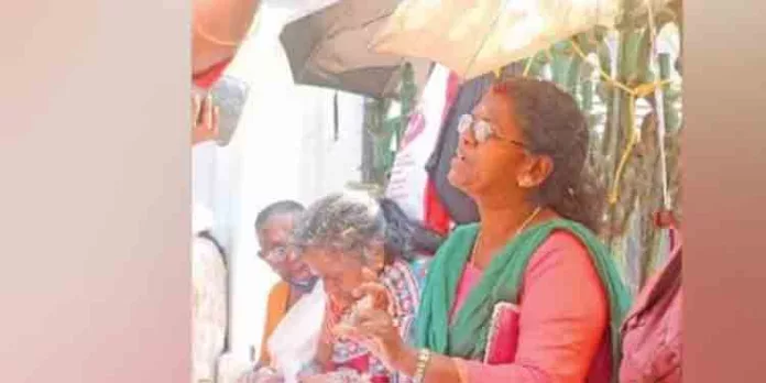 തിരുവനന്തപുരം കോർപ്പറേഷന് മുന്നിൽ അപേക്ഷ എഴുതി ഉപജീവനം നടത്തി തമിഴ്നാട്ടിലെ ബിജെപി കൗൺസിലർ തിരുവനന്തപുരം കോർപ്പറേഷന് മുന്നിൽ അപേക്ഷ എഴുതി ഉപജീവനം നടത്തി തമിഴ്നാട്ടിലെ ബിജെപി കൗൺസിലർ