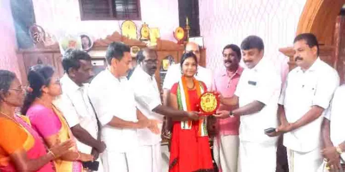 സംസ്ഥാന സ്കൂൾ കലോത്സവത്തിൽ കുച്ചിപ്പുടിയിൽ ഒന്നാം സ്ഥാനം നേടിയ ഐശ്വര്യ സാജന് പുരസ്ക്കാരം നൽകി സംസ്ഥാന സ്കൂൾ കലോത്സവത്തിൽ കുച്ചിപ്പുടിയിൽ ഒന്നാം സ്ഥാനം നേടിയ ഐശ്വര്യ സാജന് പുരസ്ക്കാരം നൽകി