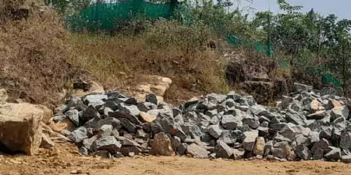 തണ്ണിത്തോട്ടിൽ പാറ മാഫിയ പിടിമുറുക്കുന്നു തണ്ണിത്തോട്ടിൽ പാറ മാഫിയ പിടിമുറുക്കുന്നു