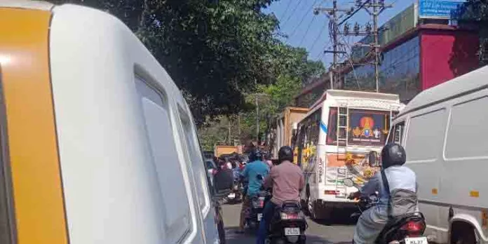ശബരിമല തീര്ത്ഥാടന കാലത്തും ഗതാഗതകുരുക്കിൽ വീര്പ്പ് മുട്ടി റാന്നി ടൗൺ ശബരിമല തീര്ത്ഥാടന കാലത്തും ഗതാഗതകുരുക്കിൽ വീര്പ്പ് മുട്ടി റാന്നി ടൗൺ