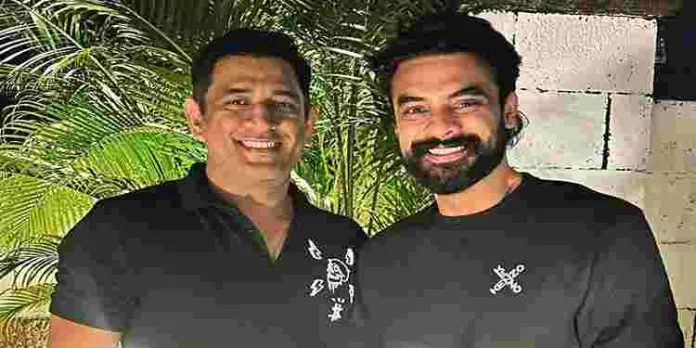 മുൻ ഇന്ത്യൻ ക്യാപ്റ്റൻ ധോണിയുമൊത്തുള്ള ചിത്രം പങ്കുവെച്ച് ടൊവിനോ തോമസ് മുൻ ഇന്ത്യൻ ക്യാപ്റ്റൻ ധോണിയുമൊത്തുള്ള ചിത്രം പങ്കുവെച്ച് ടൊവിനോ തോമസ്