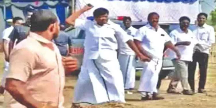 കസേര കൊണ്ടുവരാൻ വൈകി; പാർട്ടിപ്രവർത്തകർക്ക് നേരെ കല്ലെറിഞ്ഞ് മന്ത്രി കസേര കൊണ്ടുവരാൻ വൈകി; പാർട്ടിപ്രവർത്തകർക്ക് നേരെ കല്ലെറിഞ്ഞ് മന്ത്രി
