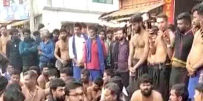 ജ്യോതി ദര്ശിക്കാനെത്തുന്ന തീര്ഥാടകരുടെ തിരക്ക് ; എരുമേലിയില് നിയന്ത്രണമേര്പ്പെടുത്തി പോലീസ് ; തീര്ഥാടകര് റോഡില് കുത്തിയിരുന്ന് പ്രതിഷേധിക്കുന്നു ജ്യോതി ദര്ശിക്കാനെത്തുന്ന തീര്ഥാടകരുടെ തിരക്ക് ; എരുമേലിയില് നിയന്ത്രണമേര്പ്പെടുത്തി പോലീസ് ; തീര്ഥാടകര് റോഡില് കുത്തിയിരുന്ന് പ്രതിഷേധിക്കുന്നു