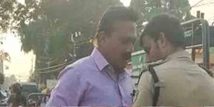 ഹെല്മറ്റ് വെയ്ക്കാന് നിര്ദേശിച്ചു ; എസ്.ഐയെ നടുറോഡില് ഭീഷണിപ്പെടുത്തി സി.പി.എം നേതാവ് ഹെല്മറ്റ് വെയ്ക്കാന് നിര്ദേശിച്ചു ; എസ്.ഐയെ നടുറോഡില് ഭീഷണിപ്പെടുത്തി സി.പി.എം നേതാവ്