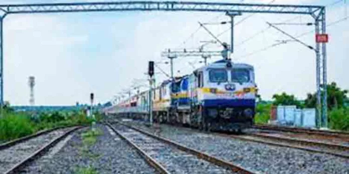 അമ്മയുടെ കൈവിട്ട് പാളത്തിലേക്ക് ഓടിയ നാലുവയസുകാരൻ തലനാരിഴയ്ക്ക് രക്ഷപെട്ടു അമ്മയുടെ കൈവിട്ട് പാളത്തിലേക്ക് ഓടിയ നാലുവയസുകാരൻ തലനാരിഴയ്ക്ക് രക്ഷപെട്ടു