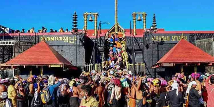 ദര്ശനം നടത്തുന്നതിനിടെ അയ്യപ്പന്മാരെ പിടിച്ചുതള്ളിയ ദേവസ്വം ബോര്ഡ് ജീവനക്കാരനെ ജോലിയില് നിന്നുമാറ്റി ദര്ശനം നടത്തുന്നതിനിടെ അയ്യപ്പന്മാരെ പിടിച്ചുതള്ളിയ ദേവസ്വം ബോര്ഡ് ജീവനക്കാരനെ ജോലിയില് നിന്നുമാറ്റി