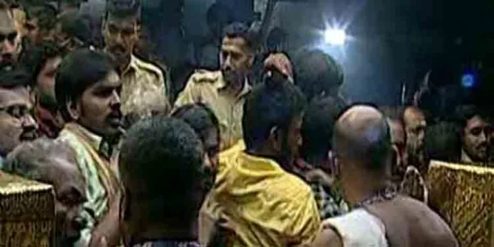 ശബരിമലയിൽ ഭക്തരെ പിടിച്ചുതള്ളിയ ദേവസ്വം ഗാർഡ് അരുൺകുമാറിൽ കോടതി കണ്ടത് ഇവയൊക്കെ ശബരിമലയിൽ ഭക്തരെ പിടിച്ചുതള്ളിയ ദേവസ്വം ഗാർഡ് അരുൺകുമാറിൽ കോടതി കണ്ടത് ഇവയൊക്കെ