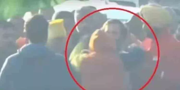 പഞ്ചാബില് ഭാരത് ജോഡോ യാത്രയ്ക്കിടെ സുരക്ഷാവീഴ്ച്ച; രാഹുല് ഗാന്ധിയെ ആലിംഗനം ചെയ്യാന് ശ്രമം പഞ്ചാബില് ഭാരത് ജോഡോ യാത്രയ്ക്കിടെ സുരക്ഷാവീഴ്ച്ച; രാഹുല് ഗാന്ധിയെ ആലിംഗനം ചെയ്യാന് ശ്രമം
