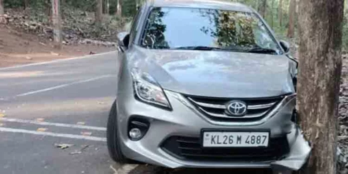കാട്ടുപന്നി കുറുകെ ചാടി ; നിയന്ത്രണം വിട്ട കാർ മരത്തിലിടിച്ച് അപകടം കാട്ടുപന്നി കുറുകെ ചാടി ; നിയന്ത്രണം വിട്ട കാർ മരത്തിലിടിച്ച് അപകടം