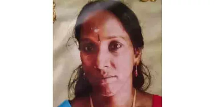 മക്കളെ സ്കൂൾ ബസിൽ കയറ്റി വിടാൻ പോകുന്നതിനിടെ മാതാവ് കുഴഞ്ഞു വീണു മരിച്ചു മക്കളെ സ്കൂൾ ബസിൽ കയറ്റി വിടാൻ പോകുന്നതിനിടെ മാതാവ് കുഴഞ്ഞു വീണു മരിച്ചു