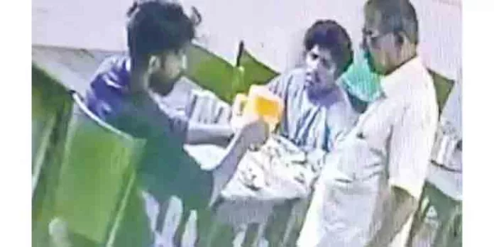 ബിരിയാണിയില് പാറ്റയെ കിട്ടിയെന്നു ബഹളംവെച്ചു ; കുടുങ്ങുമെന്നായപ്പോള് മോഷ്ടിച്ച സ്കൂട്ടറില് രക്ഷപെട്ടു ബിരിയാണിയില് പാറ്റയെ കിട്ടിയെന്നു ബഹളംവെച്ചു ; കുടുങ്ങുമെന്നായപ്പോള് മോഷ്ടിച്ച സ്കൂട്ടറില് രക്ഷപെട്ടു