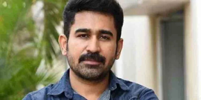 ചിത്രീകരണത്തിനിടെ ബോട്ടുകള് കൂട്ടിയിടിച്ച് അപകടം ; വിജയ് ആന്റണിക്ക് ഗുരുതര പരിക്ക് ചിത്രീകരണത്തിനിടെ ബോട്ടുകള് കൂട്ടിയിടിച്ച് അപകടം ; വിജയ് ആന്റണിക്ക് ഗുരുതര പരിക്ക്