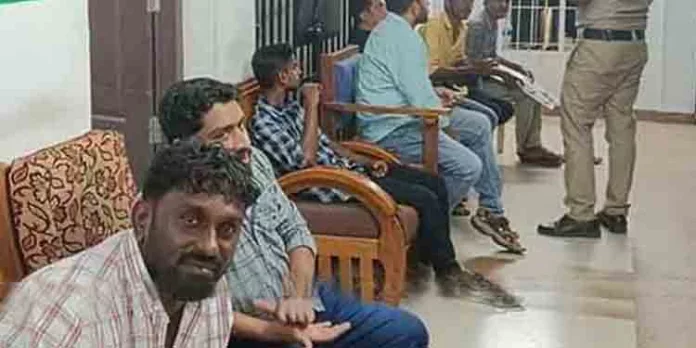 പൊതു വഴിയില് മദ്യപിച്ച് ബഹളം വെച്ചു ; പത്തനംതിട്ട മുനിസിപ്പല് കൗൺസിലറും എസ്എഫ്ഐ നേതാവും ഉൾപ്പെടെ ഏഴു പേർ കസ്റ്റഡിയിൽ പൊതു വഴിയില് മദ്യപിച്ച് ബഹളം വെച്ചു ; പത്തനംതിട്ട മുനിസിപ്പല് കൗൺസിലറും എസ്എഫ്ഐ നേതാവും ഉൾപ്പെടെ ഏഴു പേർ കസ്റ്റഡിയിൽ