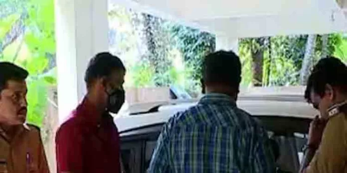 ഒളിവില് കഴിയുന്ന ഗുണ്ടാ നേതാക്കൾ സുഹൃത്തുക്കളുമായി ഫോണിൽ ബന്ധപ്പെട്ടു ; ഫോൺ പോലിസ് പിടികൂടി ഒളിവില് കഴിയുന്ന ഗുണ്ടാ നേതാക്കൾ സുഹൃത്തുക്കളുമായി ഫോണിൽ ബന്ധപ്പെട്ടു ; ഫോൺ പോലിസ് പിടികൂടി