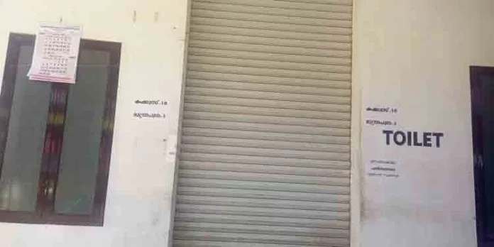 കോട്ടങ്ങൽ പഞ്ചായത്തിന്റെ അനാസ്ഥ ; ചുങ്കപ്പാറ ബസ് സ്റ്റാന്ഡിലെ ശുചിമുറി അടച്ചു പൂട്ടിയ നിലയില് കോട്ടങ്ങൽ പഞ്ചായത്തിന്റെ അനാസ്ഥ ; ചുങ്കപ്പാറ ബസ് സ്റ്റാന്ഡിലെ ശുചിമുറി അടച്ചു പൂട്ടിയ നിലയില്
