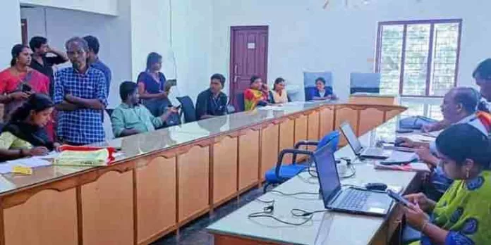 അപ്രാപ്യമായിരുന്നവ നേടിയതിലെ ആശ്വാസം ; പാലക്കാട് ജില്ലാ കളക്ടര് മൃണ്മയി ജോഷിയുടെ നേതൃത്വത്തില് അടിസ്ഥാന രേഖകള് ഇല്ലാത്ത പട്ടികവര്ഗക്കാര്ക്ക് രേഖകള് ലഭ്യമാക്കി അപ്രാപ്യമായിരുന്നവ നേടിയതിലെ ആശ്വാസം ; പാലക്കാട് ജില്ലാ കളക്ടര് മൃണ്മയി ജോഷിയുടെ നേതൃത്വത്തില് അടിസ്ഥാന രേഖകള് ഇല്ലാത്ത പട്ടികവര്ഗക്കാര്ക്ക് രേഖകള് ലഭ്യമാക്കി