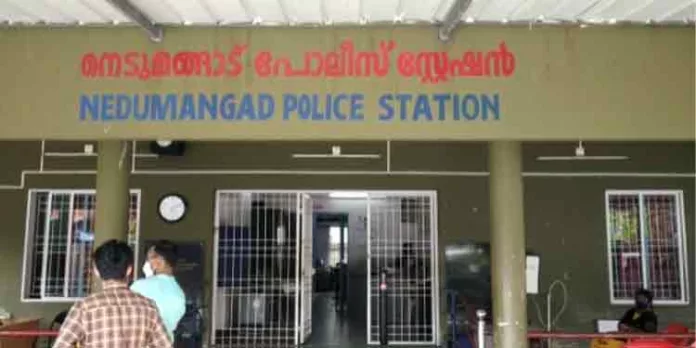 നെടുമങ്ങാട് പോലീസ് സ്റ്റേഷനില് പ്രതി ആത്മഹത്യയ്ക്ക് ശ്രമിച്ചു നെടുമങ്ങാട് പോലീസ് സ്റ്റേഷനില് പ്രതി ആത്മഹത്യയ്ക്ക് ശ്രമിച്ചു