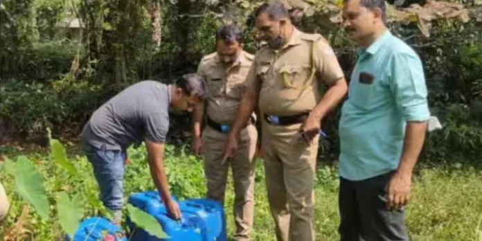 അർത്തുങ്കൽ തിരുനാളിനോട് അനുബന്ധിച്ച് തൈക്കൽ ഭാഗത്ത് നടത്തിയ എക്സൈസ് റെയ്ഡിൽ 175 ലിറ്റർ കോട കണ്ടെടുത്തു അർത്തുങ്കൽ തിരുനാളിനോട് അനുബന്ധിച്ച് തൈക്കൽ ഭാഗത്ത് നടത്തിയ എക്സൈസ് റെയ്ഡിൽ 175 ലിറ്റർ കോട കണ്ടെടുത്തു