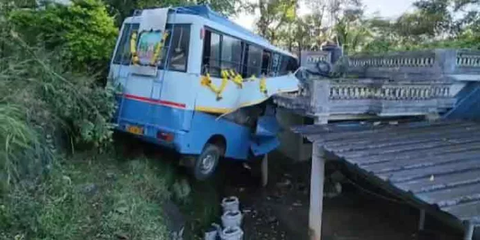 ശബരിമല തീര്ത്ഥാടകര് സഞ്ചരിച്ച മിനി വാന് വീടിന് മുകളിലേക്ക് മറിഞ്ഞ് അപകടം ; 16 പേര്ക്ക് പരിക്ക് ശബരിമല തീര്ത്ഥാടകര് സഞ്ചരിച്ച മിനി വാന് വീടിന് മുകളിലേക്ക് മറിഞ്ഞ് അപകടം ; 16 പേര്ക്ക് പരിക്ക്