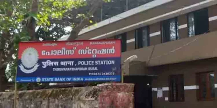പോലീസ് ഗുണ്ടാ ബന്ധം ; അഞ്ച് പേരെ സസ്പെന്ഡ് ചെയ്തു ; മംഗലപുരം സ്റ്റേഷനിലെ മുഴുവന് പോലീസുകാരെയും സ്ഥലം മാറ്റി പോലീസ് ഗുണ്ടാ ബന്ധം ; അഞ്ച് പേരെ സസ്പെന്ഡ് ചെയ്തു ; മംഗലപുരം സ്റ്റേഷനിലെ മുഴുവന് പോലീസുകാരെയും സ്ഥലം മാറ്റി