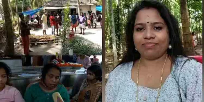 ആശയെ അവസാനമായി ഒരു നോക്ക് കാണാൻ മക്കളെത്തി ; മൂത്ത മകൻ സഞ്ജയ് ചിതയ്ക്ക് തീ കൊളുത്തി ആശയെ അവസാനമായി ഒരു നോക്ക് കാണാൻ മക്കളെത്തി ; മൂത്ത മകൻ സഞ്ജയ് ചിതയ്ക്ക് തീ കൊളുത്തി