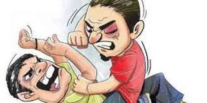 തണ്ണിതോട്ടിൽ സ്വകാര്യ ബസ്സ് ജീവനക്കാരന് സാമൂഹ്യ വിരുദ്ധരുടെ മർദ്ദനം തണ്ണിതോട്ടിൽ സ്വകാര്യ ബസ്സ് ജീവനക്കാരന് സാമൂഹ്യ വിരുദ്ധരുടെ മർദ്ദനം