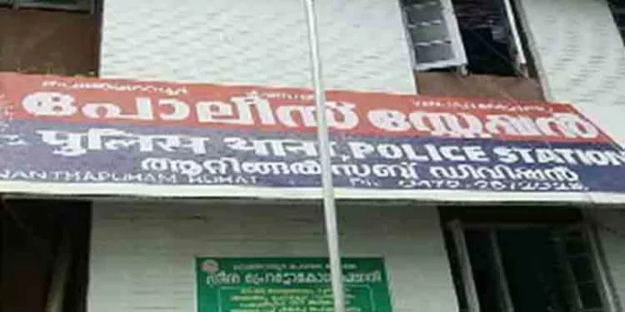 വെഞ്ഞാറമൂട്ടില് ലഹരിമാഫിയക്കെതിരെ പരാതി നല്കിയ വിദ്യാര്ഥിനിയേയും അമ്മയെയും ഗുണ്ടാസംഘം ആക്രമിച്ചതിന് പിന്നില് എസ്.ഐ വെഞ്ഞാറമൂട്ടില് ലഹരിമാഫിയക്കെതിരെ പരാതി നല്കിയ വിദ്യാര്ഥിനിയേയും അമ്മയെയും ഗുണ്ടാസംഘം ആക്രമിച്ചതിന് പിന്നില് എസ്.ഐ