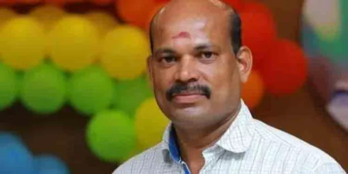 മകളോട് മോശമായി പെരുമാറിയത് ചോദ്യം ചെയ്തതിന് മദ്യപ സംഘം മര്ദ്ദിച്ചു ; മനംനൊന്ത് പിതാവ് ജീവനൊടുക്കി മകളോട് മോശമായി പെരുമാറിയത് ചോദ്യം ചെയ്തതിന് മദ്യപ സംഘം മര്ദ്ദിച്ചു ; മനംനൊന്ത് പിതാവ് ജീവനൊടുക്കി