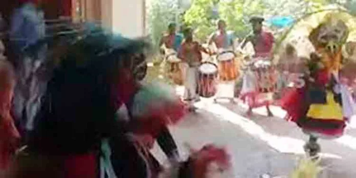 ഉത്സവത്തിനിടെ കരിങ്കാളി വേഷത്തിനു തീപിടിച്ചു ; പാലക്കാട് സ്വദേശി പൊള്ളലേറ്റ് ആശുപത്രിയിൽ ഉത്സവത്തിനിടെ കരിങ്കാളി വേഷത്തിനു തീപിടിച്ചു ; പാലക്കാട് സ്വദേശി പൊള്ളലേറ്റ് ആശുപത്രിയിൽ