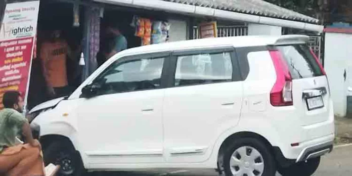 തണ്ണിത്തോട് എലിമുള്ളുംപ്ലാക്കലിൽ കാർ കടയിലേക്ക് ഇടിച്ച് കയറി തണ്ണിത്തോട് എലിമുള്ളുംപ്ലാക്കലിൽ കാർ കടയിലേക്ക് ഇടിച്ച് കയറി