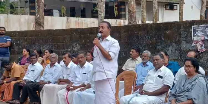 സാമൂഹ്യ വിരുദ്ധരുടെ അക്രമം ; കോണ്ഗ്രസ് യൂണിറ്റ് കമ്മറ്റി പ്രതിഷേധ യോഗം നടത്തി സാമൂഹ്യ വിരുദ്ധരുടെ അക്രമം ; കോണ്ഗ്രസ് യൂണിറ്റ് കമ്മറ്റി പ്രതിഷേധ യോഗം നടത്തി