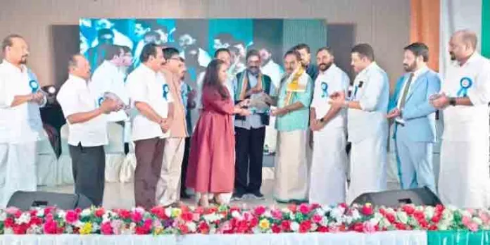 ലീഡർ കെ.കരുണാകരൻ കർമ പുരസ്കാരം എൻ.കെ പ്രേമചന്ദ്രൻ എം.പിക്ക് ലീഡർ കെ.കരുണാകരൻ കർമ പുരസ്കാരം എൻ.കെ പ്രേമചന്ദ്രൻ എം.പിക്ക്