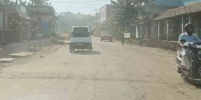 പുനലൂർ മൂവാറ്റുപുഴ സംസ്ഥാന പാതയിൽ പൊടി ശല്യം രൂക്ഷo പുനലൂർ മൂവാറ്റുപുഴ സംസ്ഥാന പാതയിൽ പൊടി ശല്യം രൂക്ഷo