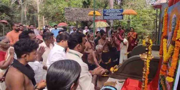 ഊരാളി പ്രമുഖനും കുംഭപ്പാട്ടിന്റെ കുലപതിയുമായിരുന്ന കൊക്കാത്തോട് ഗോപാലന് ആശാന്റെ സ്മരണ ദിനം ആചരിച്ചു ഊരാളി പ്രമുഖനും കുംഭപ്പാട്ടിന്റെ കുലപതിയുമായിരുന്ന കൊക്കാത്തോട് ഗോപാലന് ആശാന്റെ സ്മരണ ദിനം ആചരിച്ചു