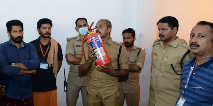 ജാഗ്രതയാണ് സുരക്ഷ ; ക്ലാസുകള് ശക്തമാക്കി അഗ്നി രക്ഷാ സേന ജാഗ്രതയാണ് സുരക്ഷ ; ക്ലാസുകള് ശക്തമാക്കി അഗ്നി രക്ഷാ സേന