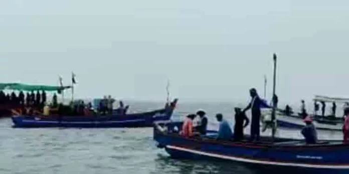 കാസർകോട് മത്സ്യബന്ധനത്തിന് പോയ തോണി മറിഞ്ഞു അപകടം കാസർകോട് മത്സ്യബന്ധനത്തിന് പോയ തോണി മറിഞ്ഞു അപകടം